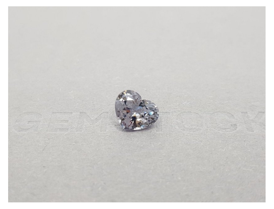 Light gray spinel