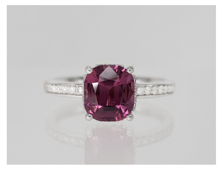 Ring with 1.72 carat pink spinel and diamonds in 18-carat white gold